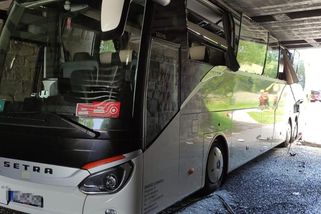 Řidiči autobusu, který na jihu Čech vjel pod viadukt a strhl střechu, hrozí až pět let vězení - Novinky